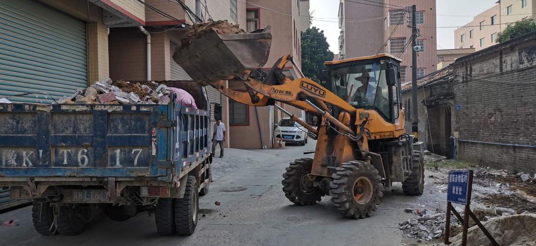 三,鹤亭村工作人员对巡查发现的建筑垃圾进行清理清运.